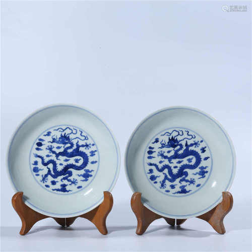 A pair of blue and white dragon plate in Qing Dynasty