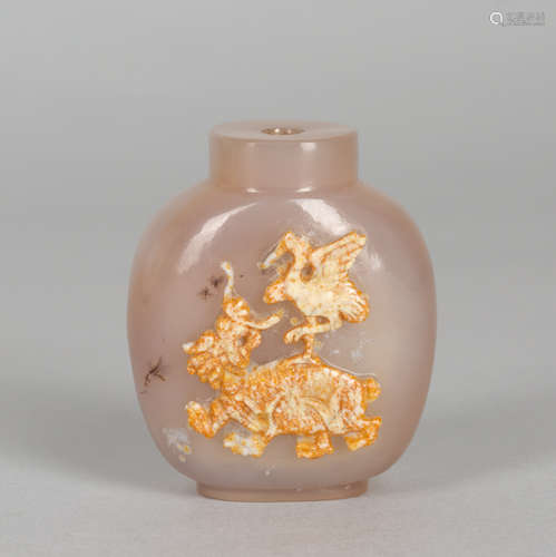 Chinese Craved Cameo Agate Snuff Bottle