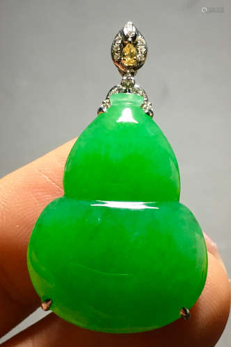 ICY GREEN JADEITE GOURD SHAPE PENDANT