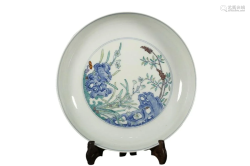 BLUE & WHITE AND DOUCAI 'FLORAL' CHARGER