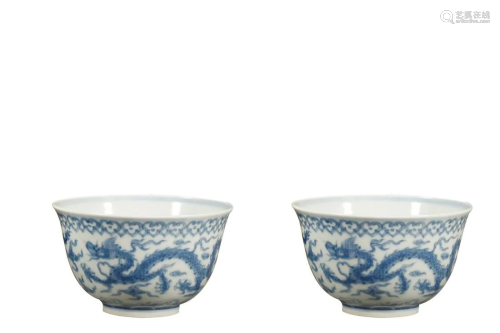 PAIR OF BLUE & WHITE 'DRAGON' CUPS
