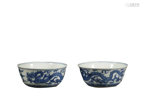 PAIR OF BLUE & WHITE 'DRAGON' CUP