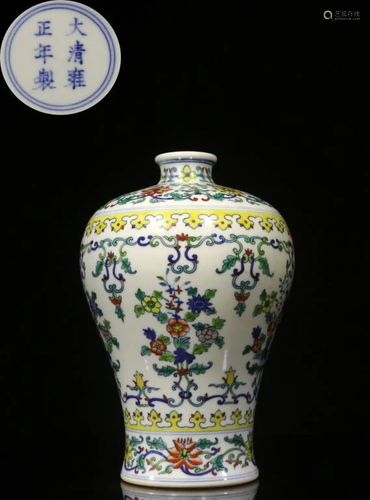 Chinese Hand Paint Wucai Porcelain Vase,Mark