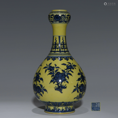 Blue and White Garlic-shaped Vase Qianlong Style
