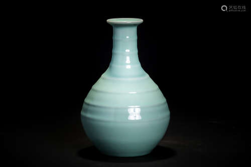 大清雍正年製款 豆青釉 輪線紋瓶