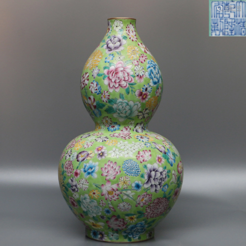 Famille Rose Flower Gourd-shaped Vase