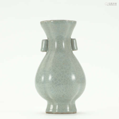 A Ge Glaze Porcelain Double-eared Vase