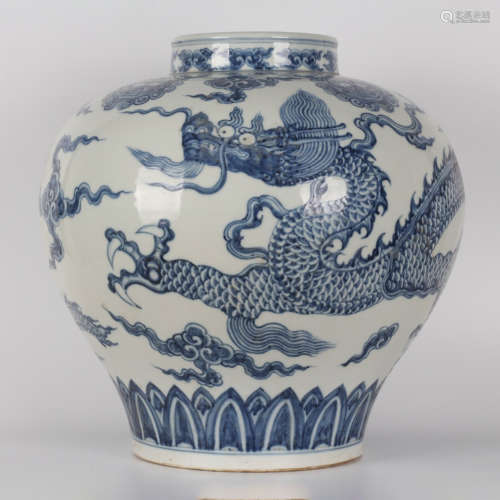 A Blue and White Could&Dragon Pattern Porcelain Jar