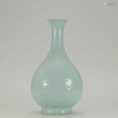 A Pea Green Glaze Dragon Pattern Porcelain Vase
