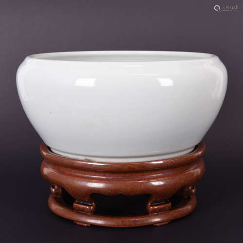 A White Glaze Porcelain Vat with Standing