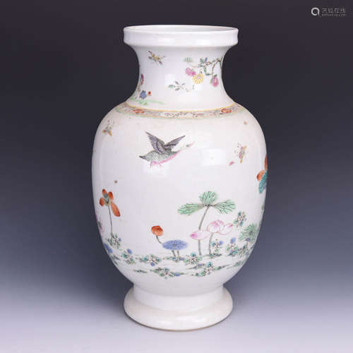 A Famille Rose Flower&Bird Pattern Porcelain Vase