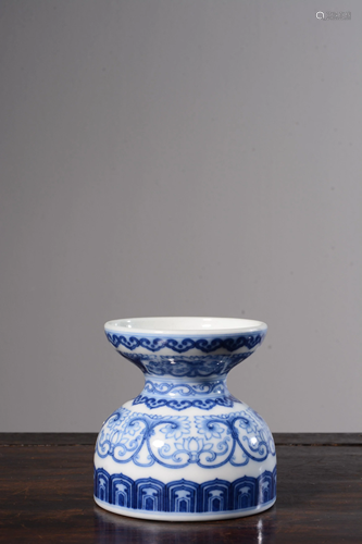 A BLUE AND WHITE VASE.QING PERIOD