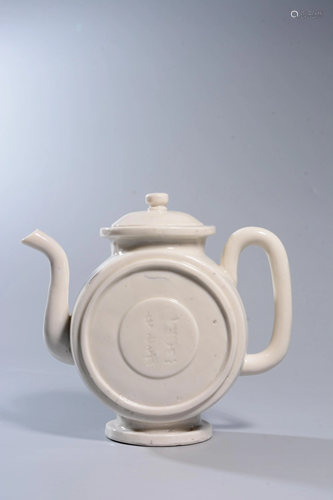 A DEHUA-GLAZED EWER.MING PERIOD