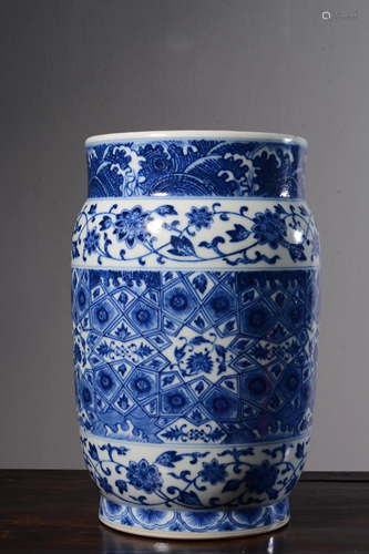 A BLUE AND WHITE VASE.QING PERIOD