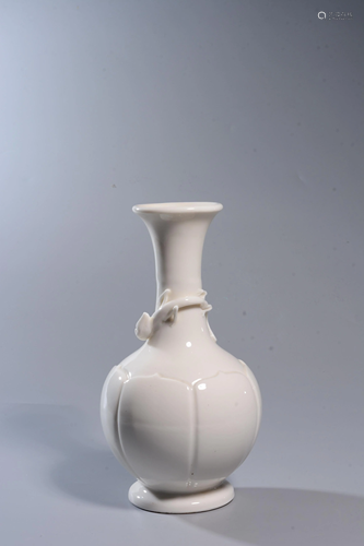 A DEHUA-GLAZED 'DRAGON' VASE.QING PERIOD