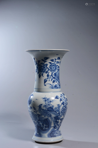 A BLUE AND WHITE VASE.QING PERIOD