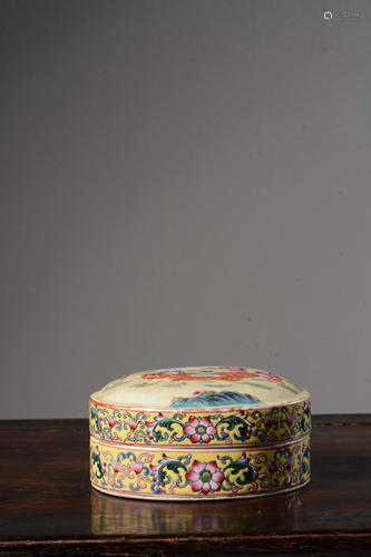 A YELLOW-GROUND FAMILLE-ROSE BOX AND COVER.QING PERIOD