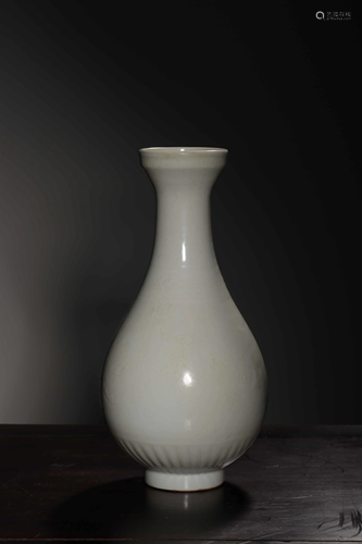 A QINGBAI-GLAZED VASE.SONG PERIOD