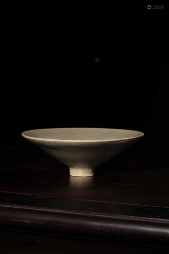 A LONGQUAN CELADON-GLAZED BOWL.SONG PERIOD