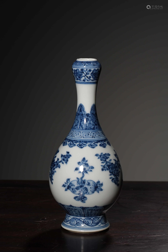 A BLUE AND WHITE VASE.MARK OF QIANLONG