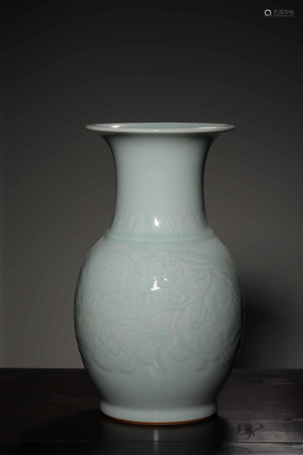 A LONGQUAN CELADON-GLAZED VASE