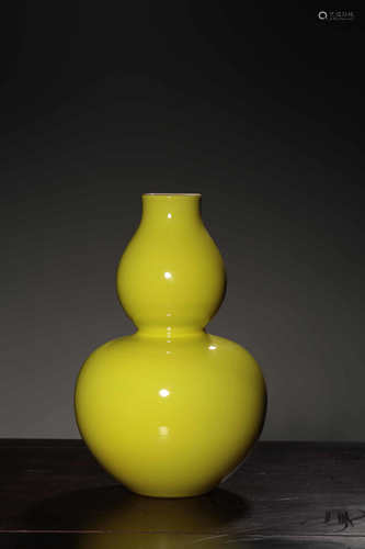 A YELLOW-GROUND DOUBLE-GOURD VASE.MARK OF QAINLONG