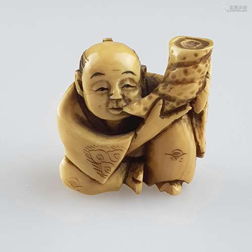 Katabori-Netsuke - Japan 20.Jh., Bauer mit Blas-/Trinkhorn, Elfenbein, schwarz