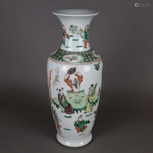 Schlanke Balustervase - China, Qing-Dynastie, Porzellan, bemalt in den Farben d