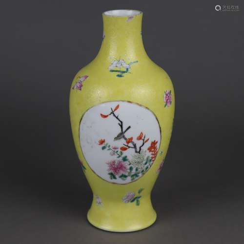 Gelbgrund-Vase - Porzellan mit polychromer Emailbemalung, China, gebauchte Vase