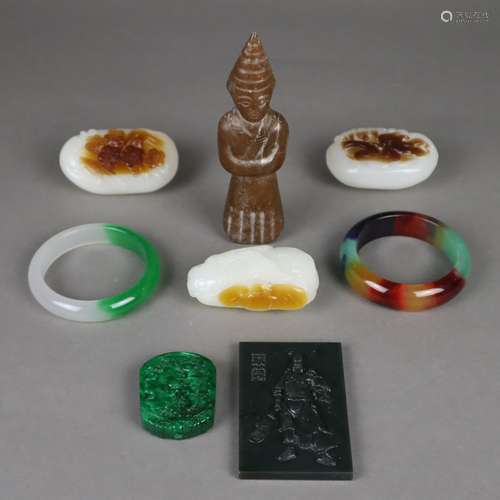 Konvolut Jade - China, 8-tlg, bestehend aus 3 Handschmeichlern, 1 Figur mit res