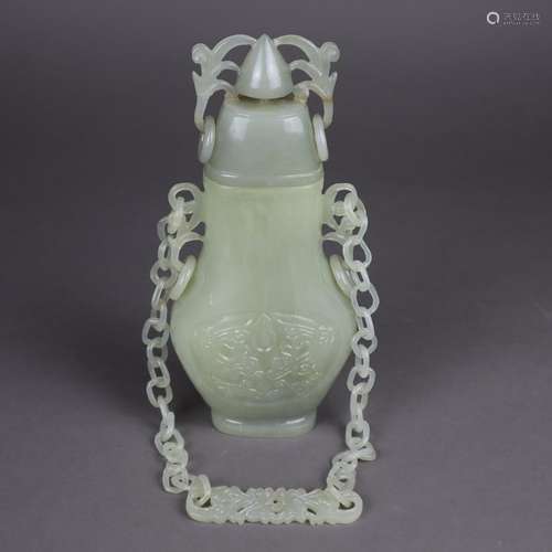 Jadevase mit Kette - China, H.ca.21cm (ohne Kette), hellgrüne transluzente Jade