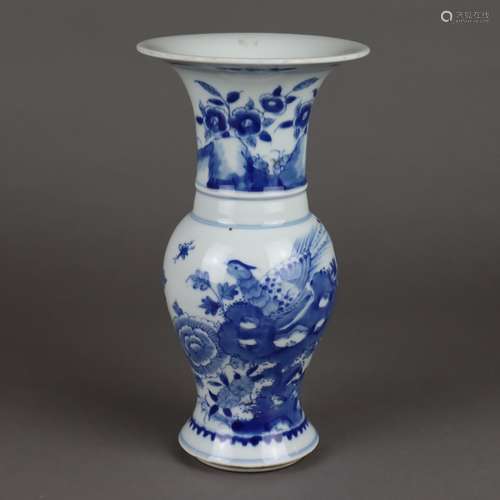 Kleine Gu-Vase - China, nach 1900, Porzellan, mit Blaumalerei in Unterglasur: P