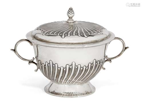 A Victorian silver porringer with lid, London, c.1899, Henry Stratford, of circular form with double