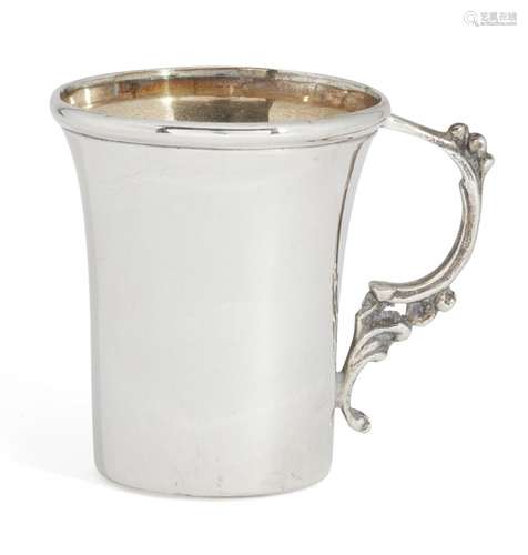 A small silver Kiddush cup, Birmingham, c.1963, with double scroll handle, 5cm high, approx.