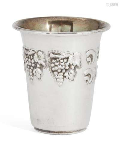 A modern Israeli Kiddush cup stamped ST.925, maker's mark E in a hexagonal punch, the sides