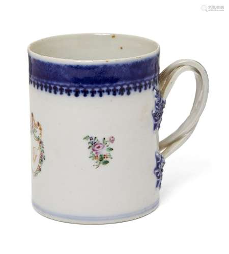 A Chinese Canton export porcelain mug, Qianlong period, painted in underglaze blue and famille