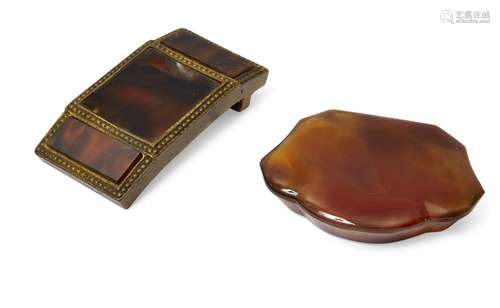 A French or German agate box and lid, mid 18th century, of scallop form, unmounted, 6.5cm wide,