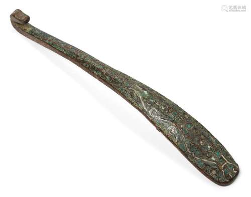 A Chinese silver and turquoise inlaid bronze belthook, Han dynasty, with ridged profile decorated