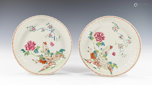 A PAIR OF CHINESE FAMILLE ROSE DISHES