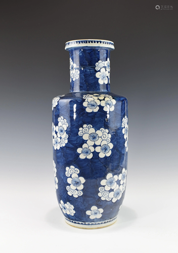 A CHINESE BLUE AND WHITE ROULEAU VASE, 19TH CENTU…