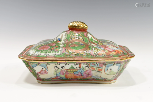 A CHINESE ROSE MEDALLION COVERED TUREEN