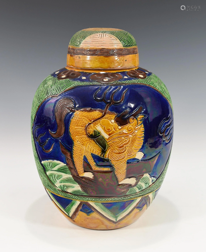 A LARGE CHINESE FAMILLE NOIRE ENAMELED LIDDED JAR