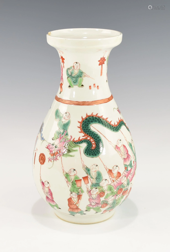 ONE CHINESE FAMILLE ROSE PEAR-SHAPED VASE, 19TH CE…