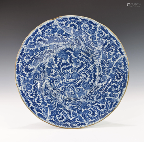 A CHINESE BLUE AND WHITE SPIRAL-MOLDED LARGE PLATE