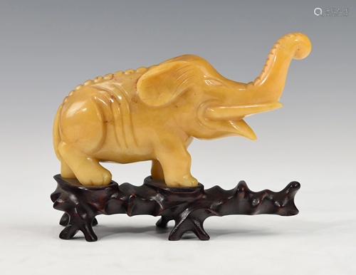 A YELLOW CHINESE SOAPSTONE ELEPHANT FIGURINE