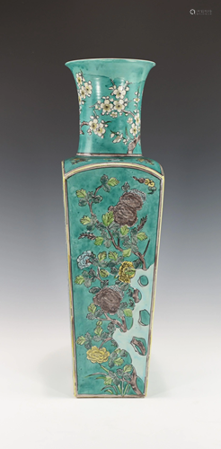 A CHINESE FAMILLE NOIRE TALL VASE, LATE 19TH CENTURY