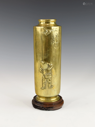 A CARVED CHINESE BRASS VASE, EARLY 20TH CENTURY