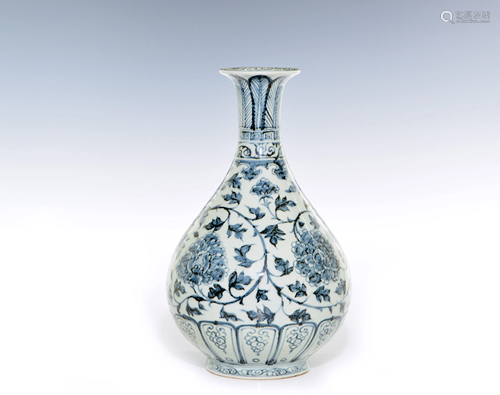 A CHINESE BLUE AND WHITE VASE