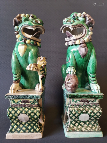 A PAIR OF CHINESE FAMILLE NOIRE FU DOGS, 19TH CE…