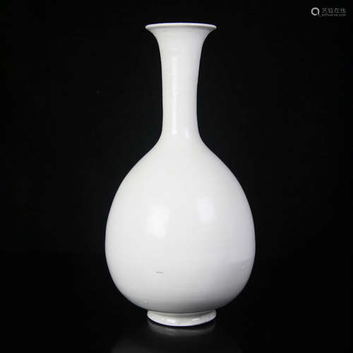 A White Glaze Porcelain Flask